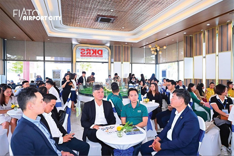 doanh-nhan-kho i-nghiep-co-ne n-chon-shophou se-fiato-airpo rt-city-2.jpg